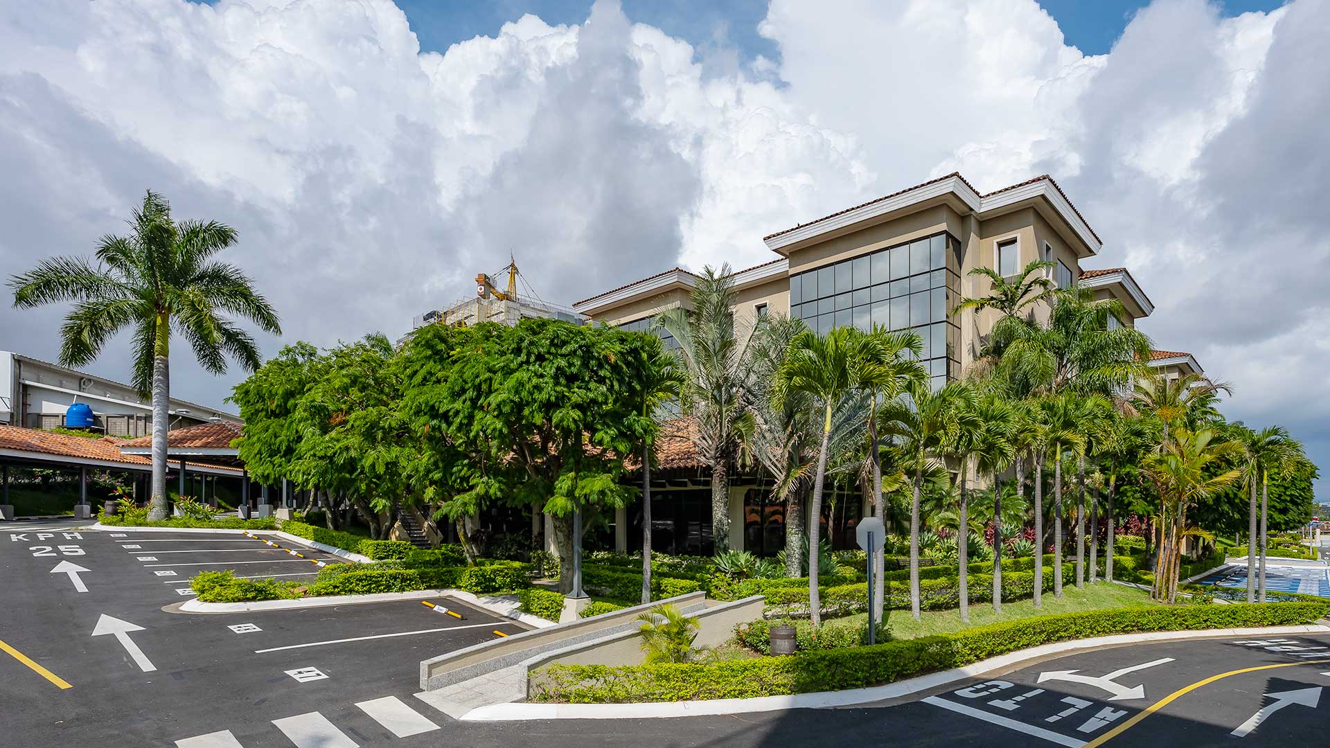 Eurocenter Costa Rica, alquiler de oficinas con jardines
