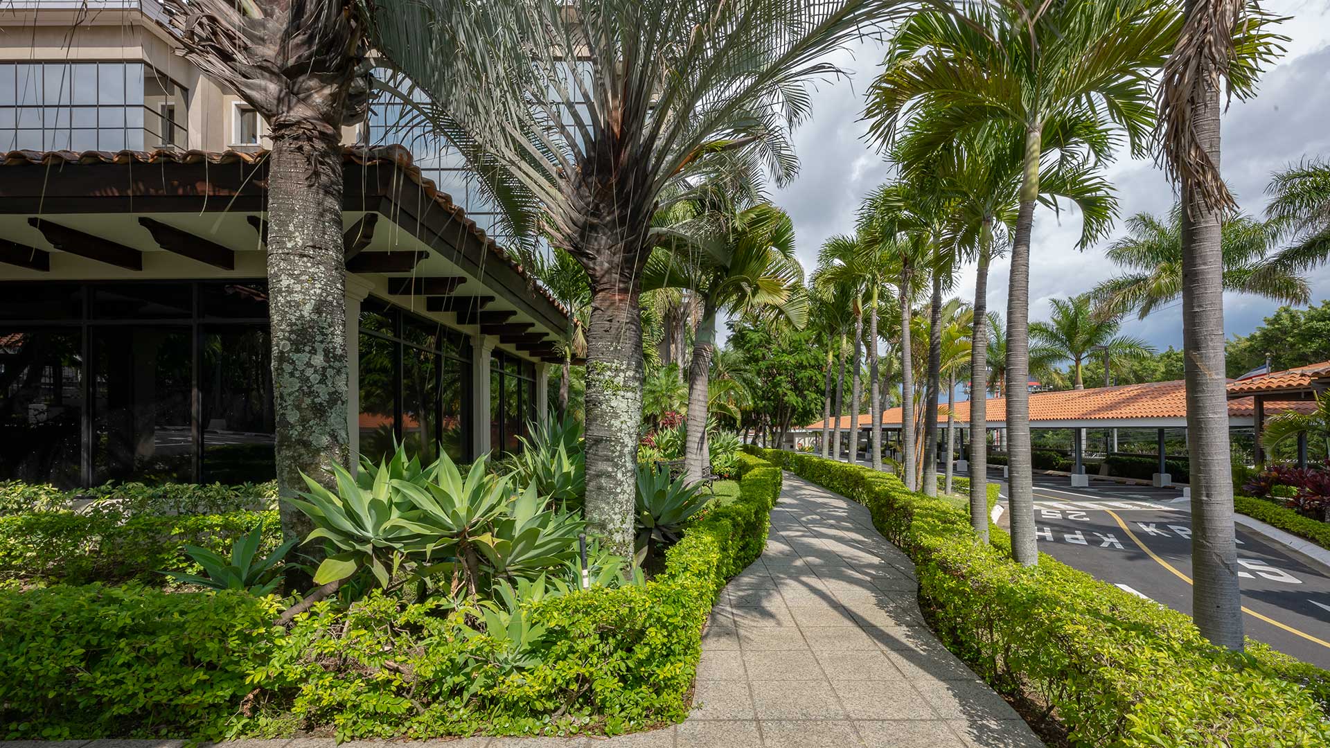 Eurocenter Costa Rica, alquiler de oficinas calidad A+ zonas verdes