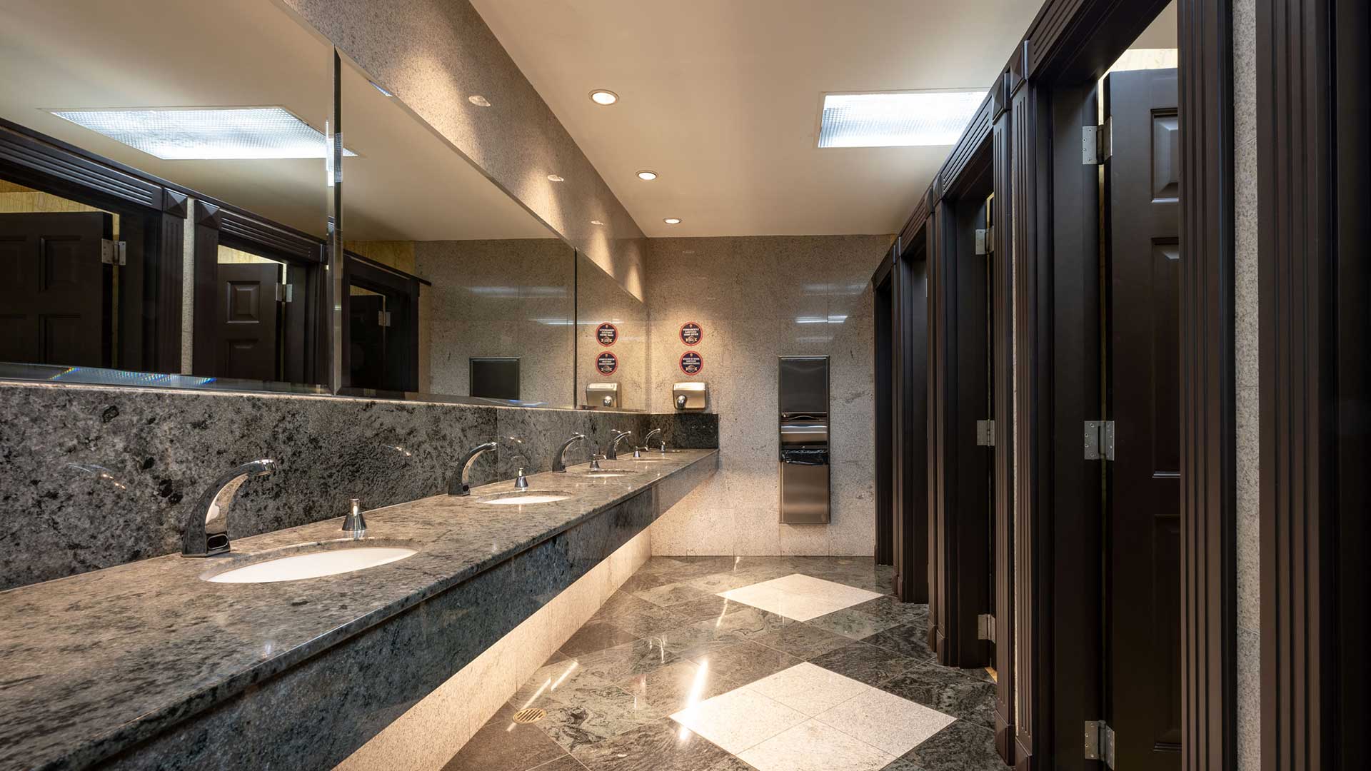Eurocenter Costa Rica, alquiler de oficinas clase A+ aseos