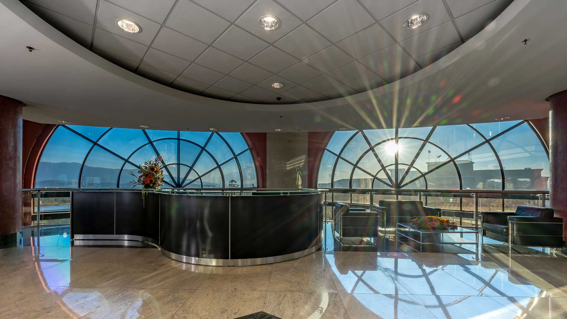 Eurocenter II, alquiler de oficinas Costa Rica lobby circular con vistas